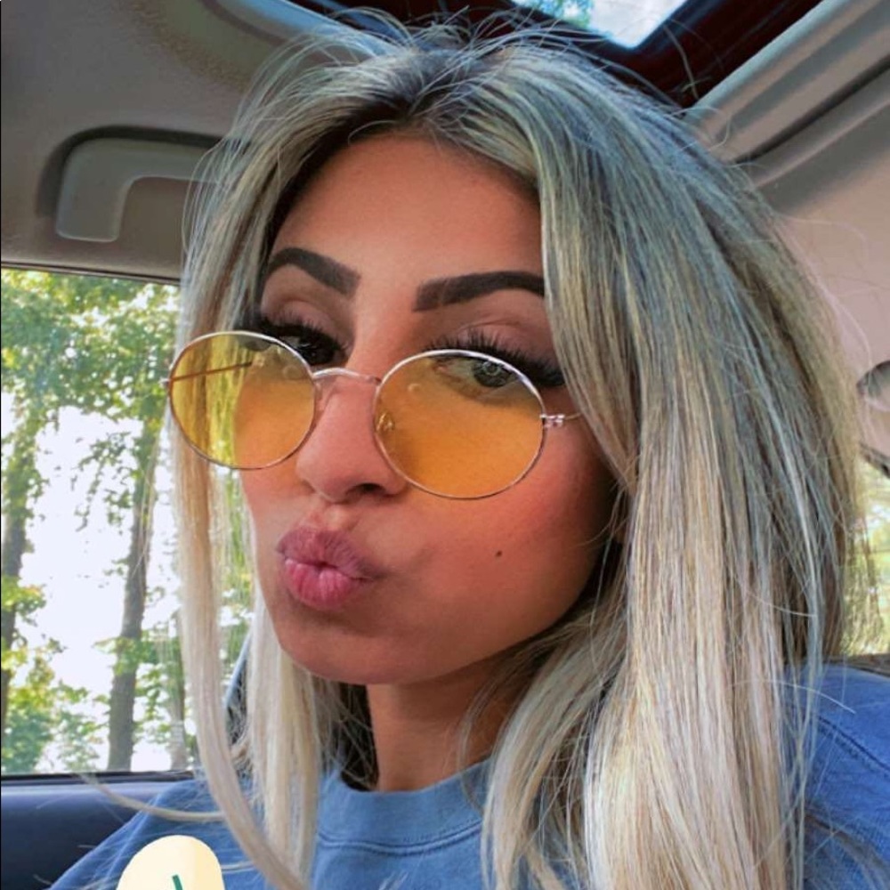 Meet your Posher, Mavia